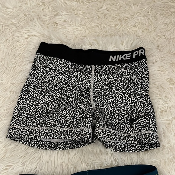 Pattern Nike Pros! Size Small. Like New - Picture 3 of 3